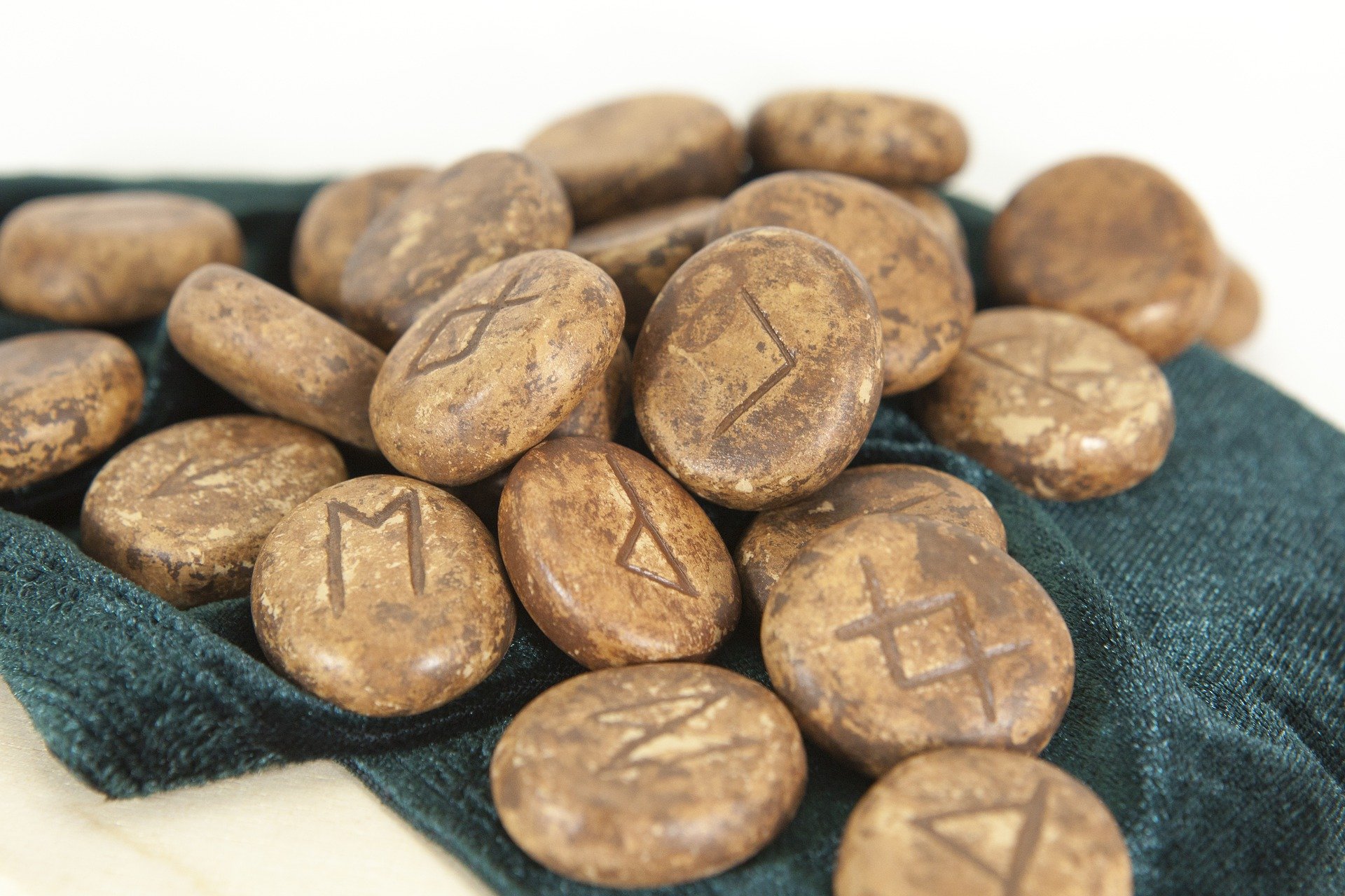 Runes Divinatoires - Esoterique_eu