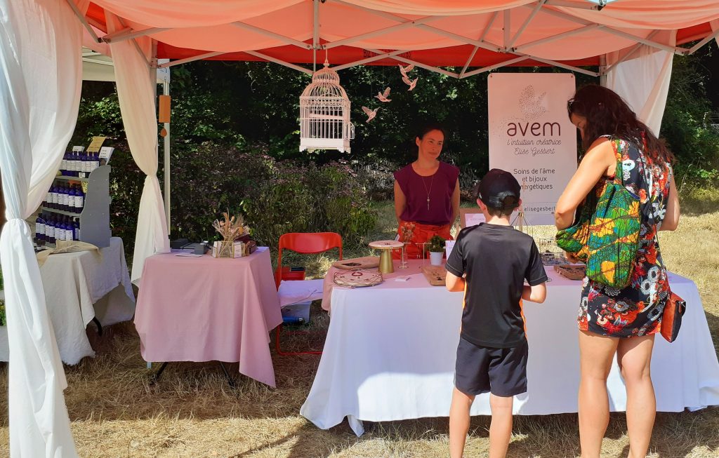 Elise-Gesbert-Avem-lintuition-créatrice-Stand-Fete-de-la-Pleine-Lune-2022